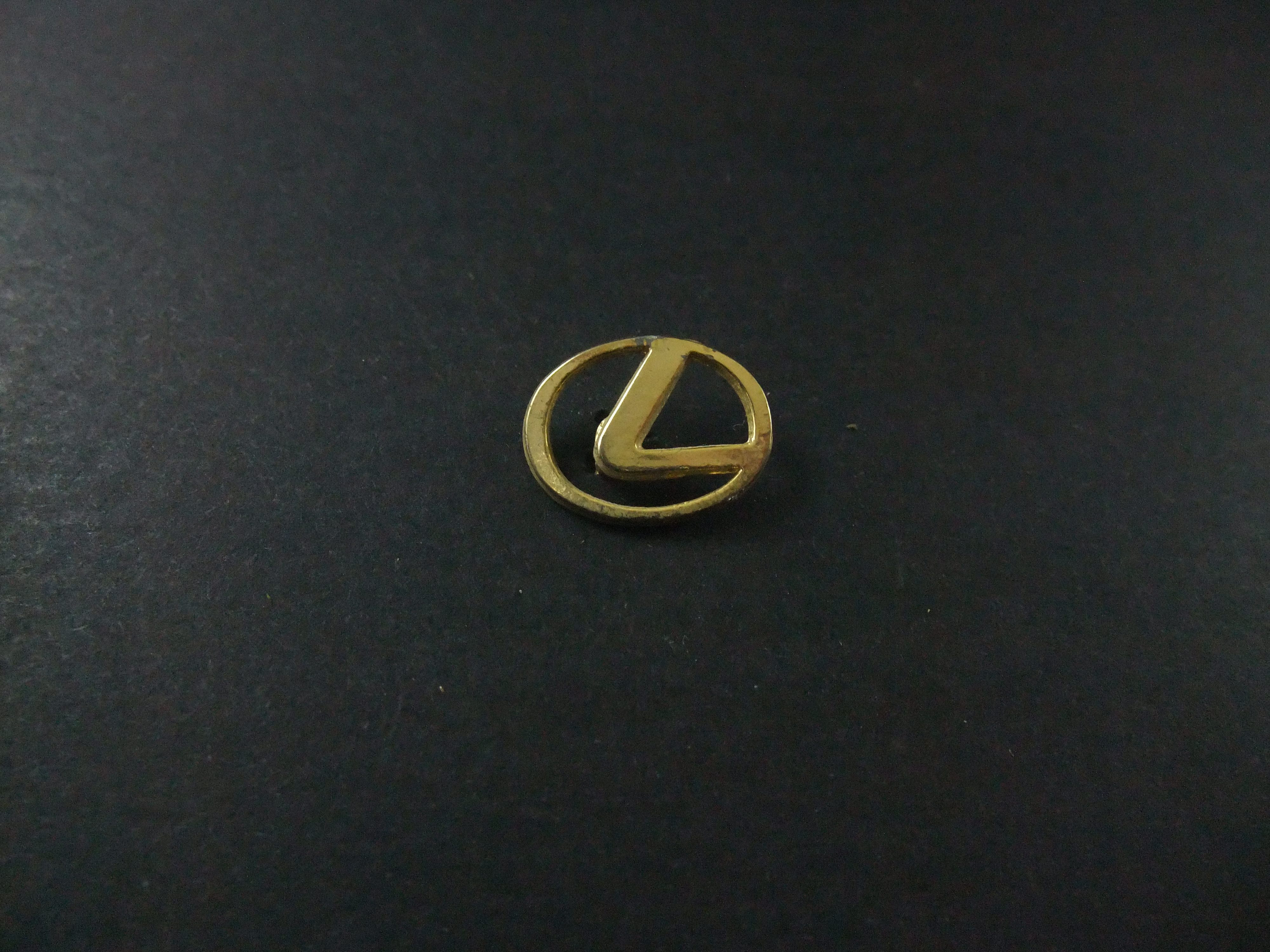 Toyota Lexus ( luxe autodivisie van Toyota), logo goudkleurig